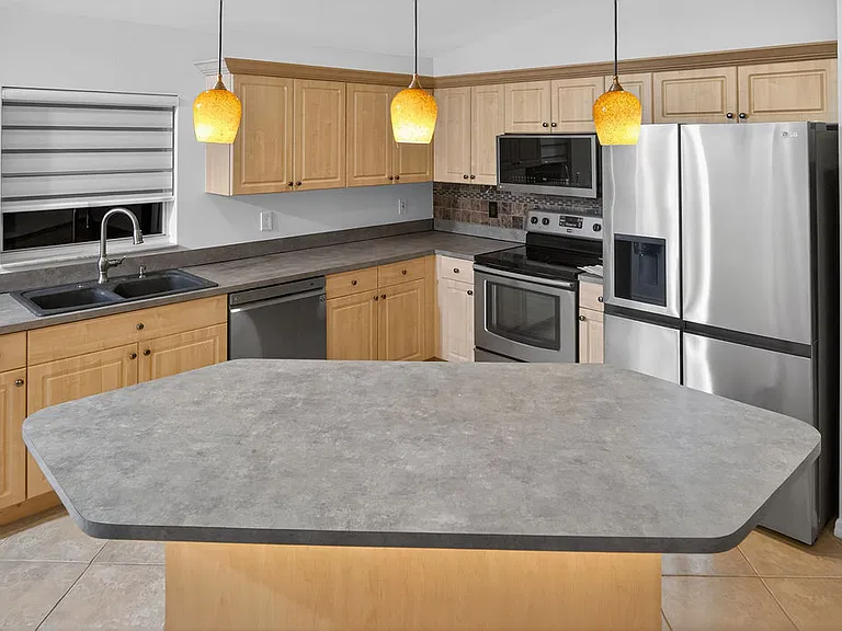 Kitchen 2/3