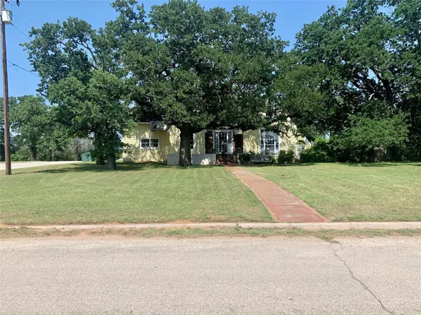 301 Paris St, Nocona, TX 76255