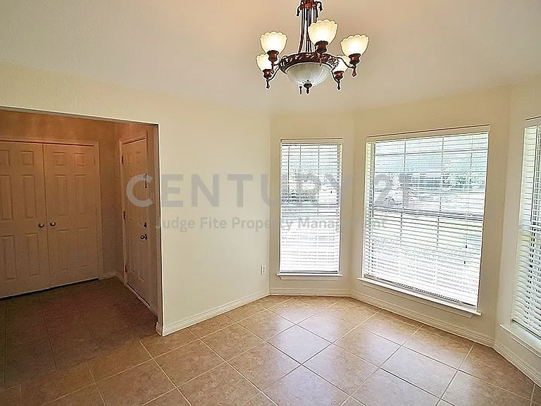 809 Foxwood Ln — Photo 4
