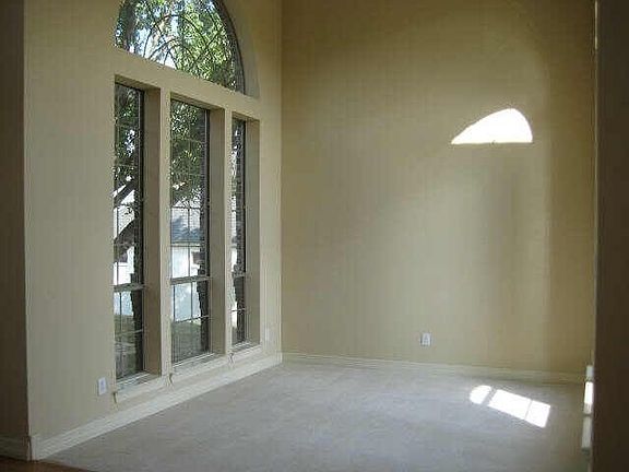 4th image of 713 Dry Creek Cir