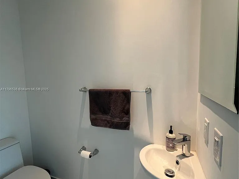 501 NE 31st St #402 — Photo 18