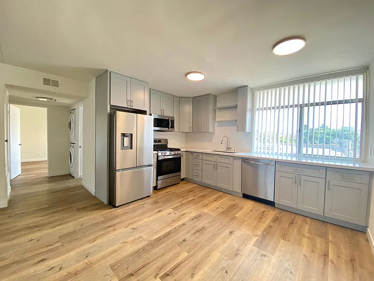 511 N Kenmore — Photo 2