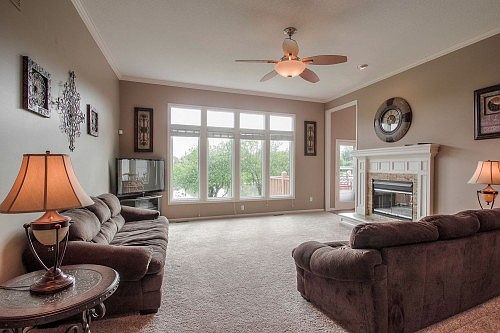 5th image of 405 SE Williamsburg Dr