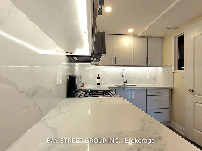 37 Sir Bodwin Pl #LOWER — Photo 9
