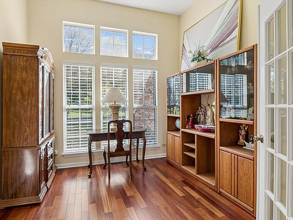 3rd image of 925 Brompton Cir