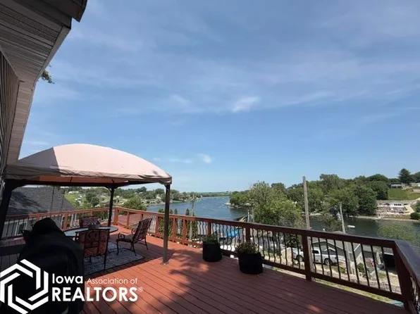 2161 S Lakeshore Dr, Brooklyn, IA 52211