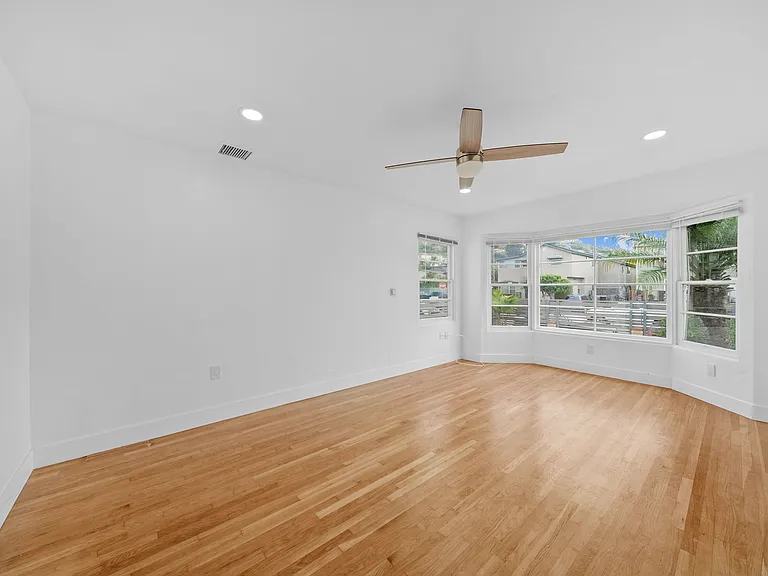 3033 Oliphant St — Photo 14