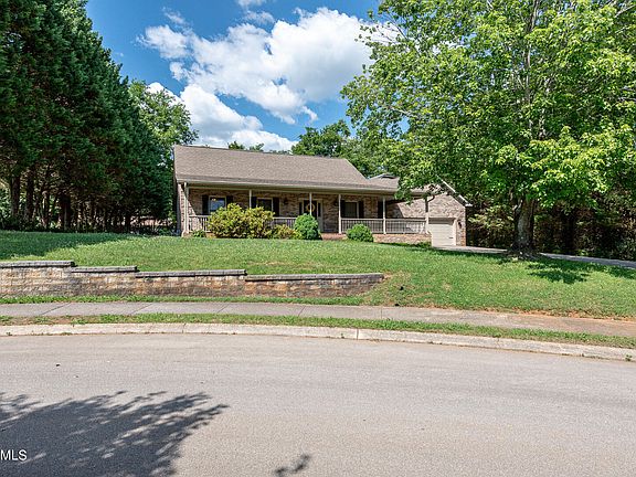 3rd image of 842 Somerset Dr