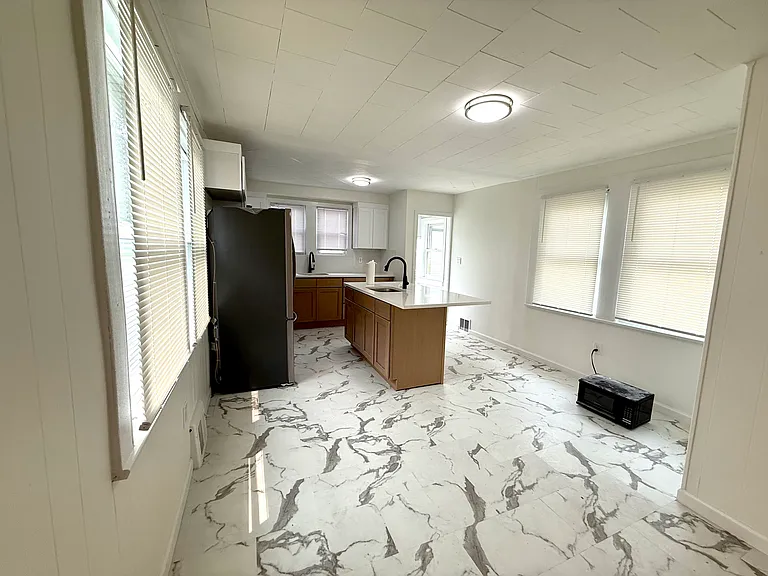 1409 Lawrence Ave — Photo 10