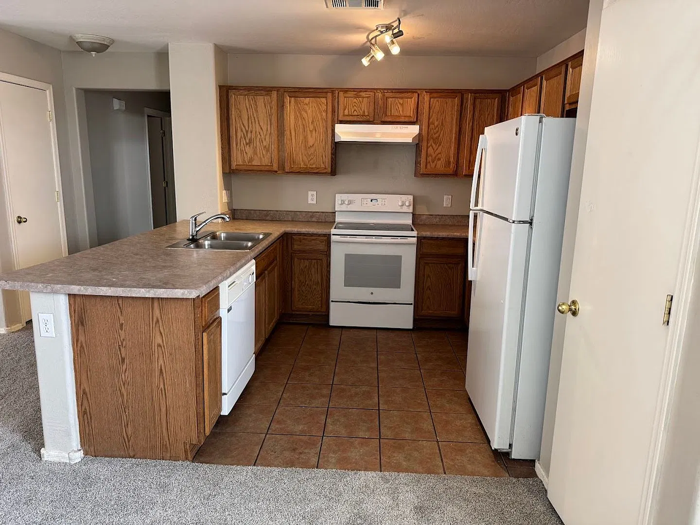 Beautiful 4 Bedroom Home for Rent in Buckeye! — Photo 4