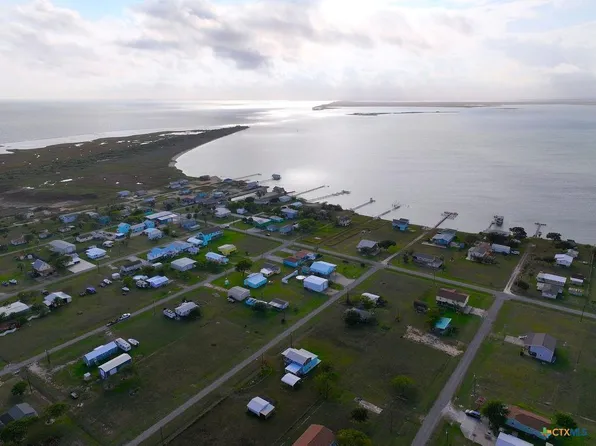 8 Mesquite St E, Palacios, TX 77465