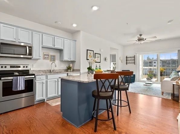 200 Martins Lndg APT 305, North Reading, MA 01864
