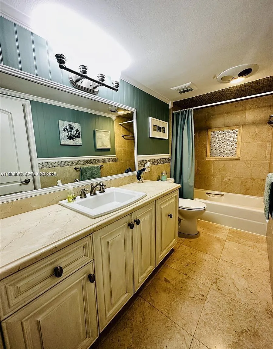 Oxford Towers Condo — Photo 4