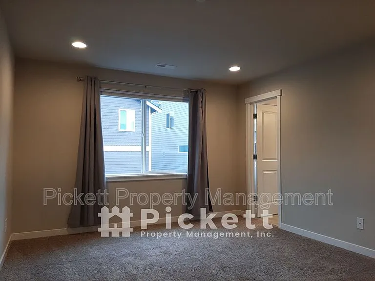 1004 Samara St — Photo 8