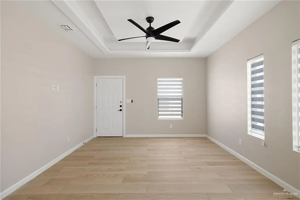 Building Photo - 5813 Ozark Ave #4