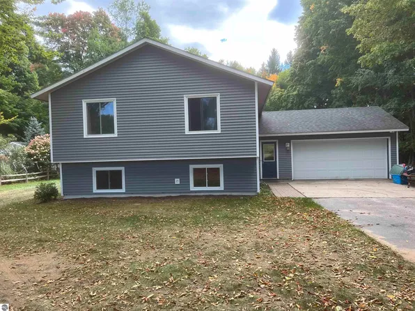 108 George St, Frankfort, MI 49635
