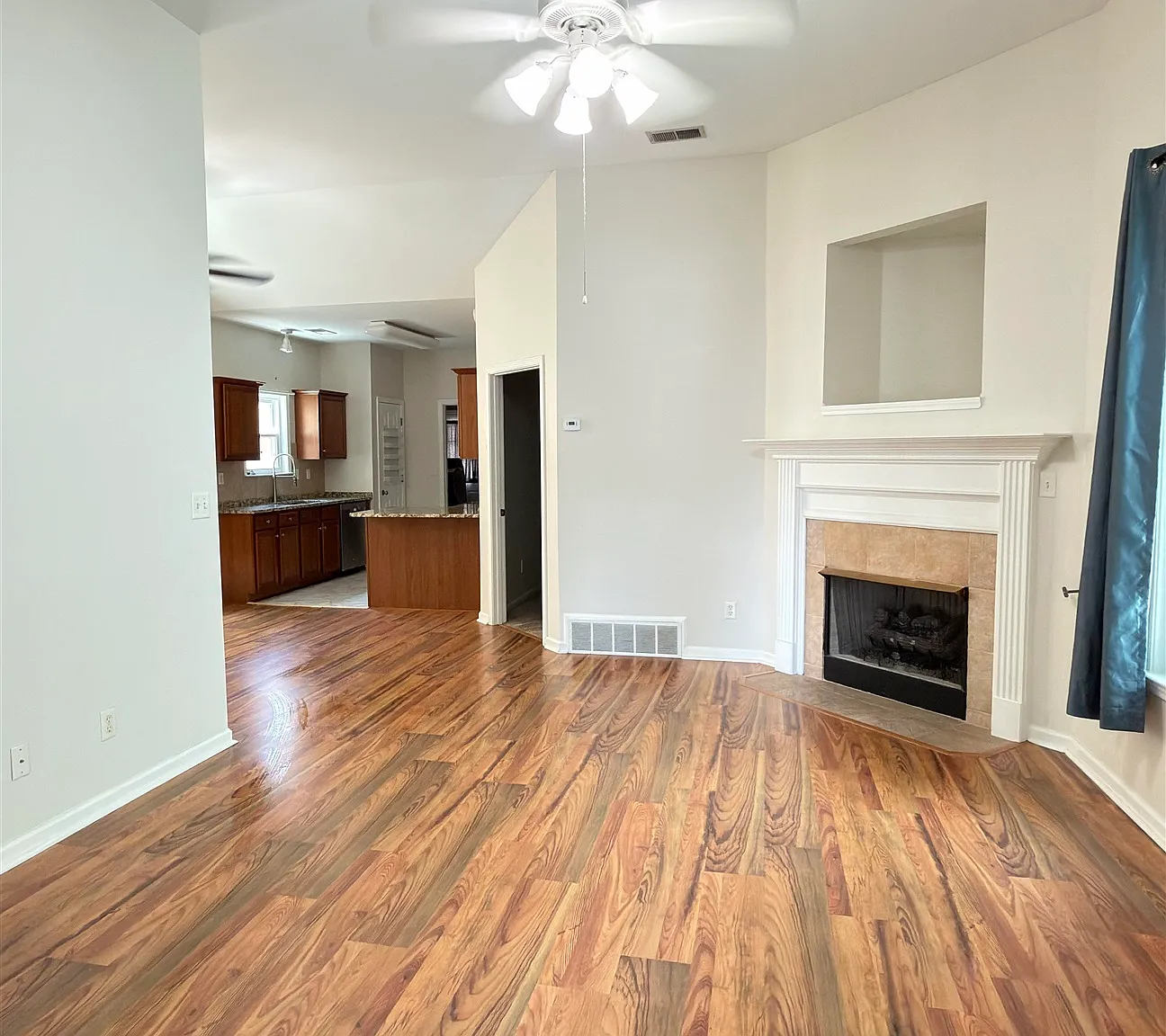 2 bed, 2.0 bath, 1201 sqft, $2,200 — Photo 2