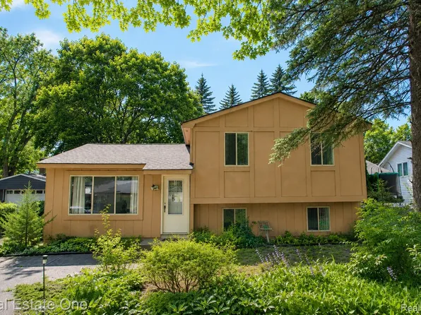 4510 Bethune Ct, West Bloomfield, MI 48323