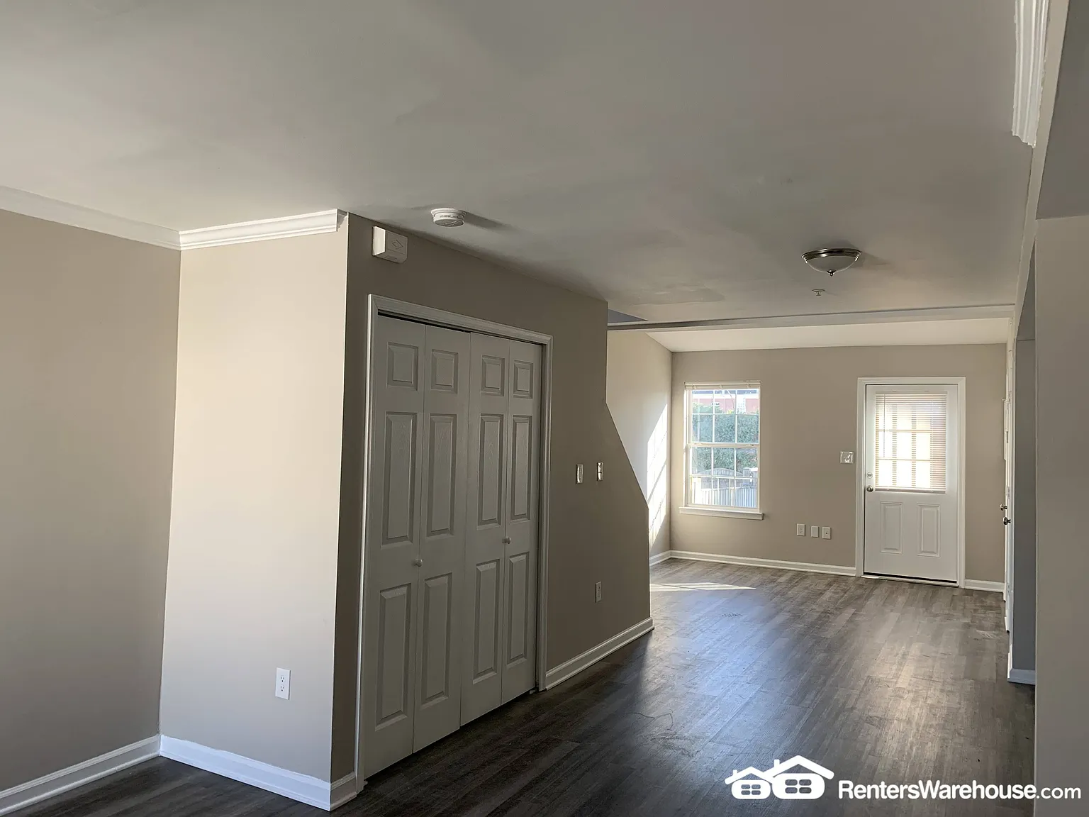 Available Now - Updated 2 Bedroom 1. 5 Bath Townhome. Walking Distance To Downtown — Photo 3