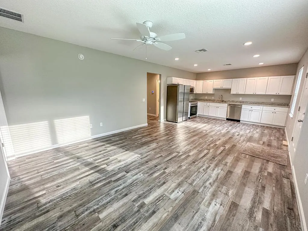 425 Thompson Ave — Photo 2