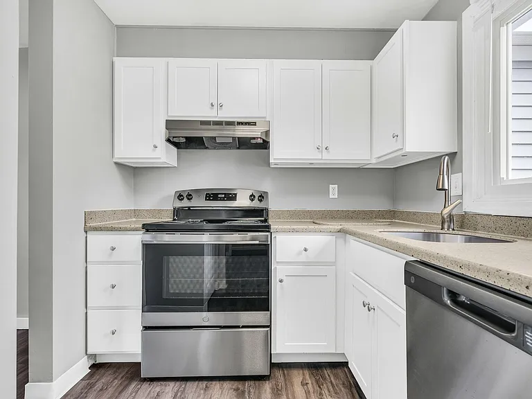 Tamarlane Apartments — Photo 18