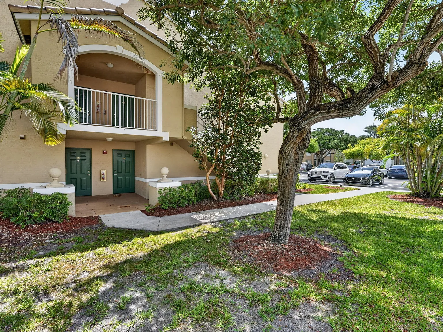 3 bed, 2.0 bath, 1152 sqft, $2,700 — Photo 2