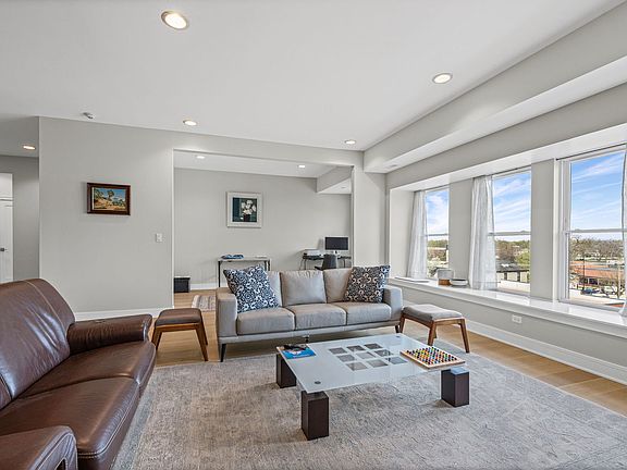5th image of 815 Laurel Ave #403