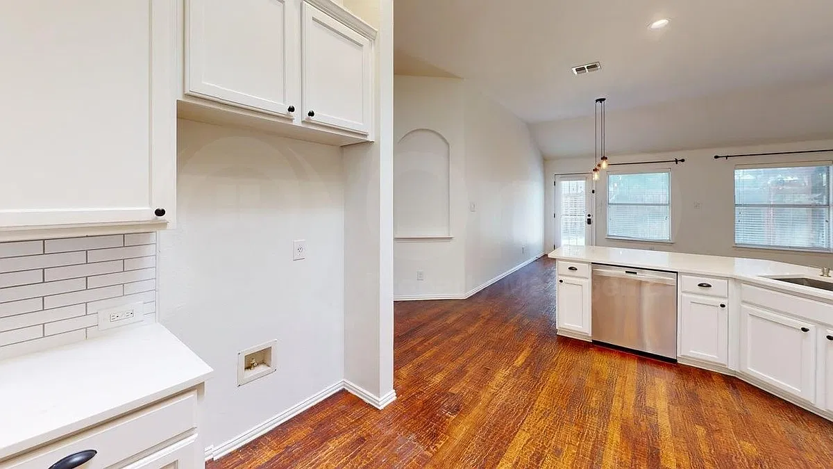 3 bed, 2.0 bath, 1931 sqft, $2,495 — Photo 2