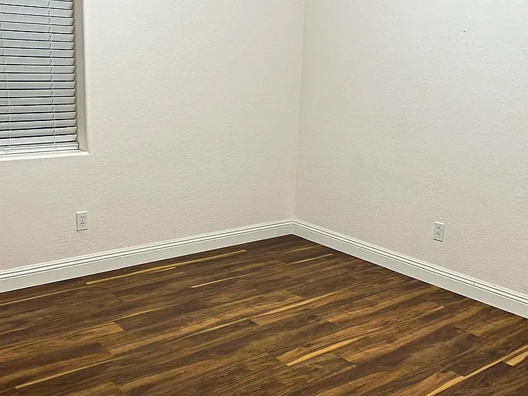 1069 E Blue Spruce Ln — Photo 13