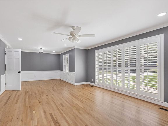 5th image of 222 Devon Dr