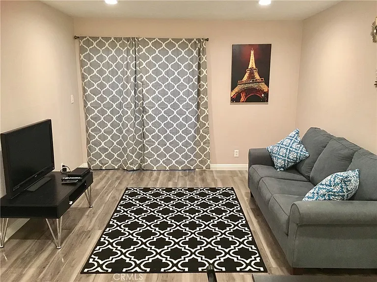 278 N Wilshire Ave — Photo 5