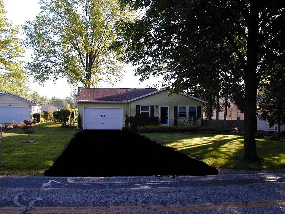 Asphalt Driveway / Attached Garage