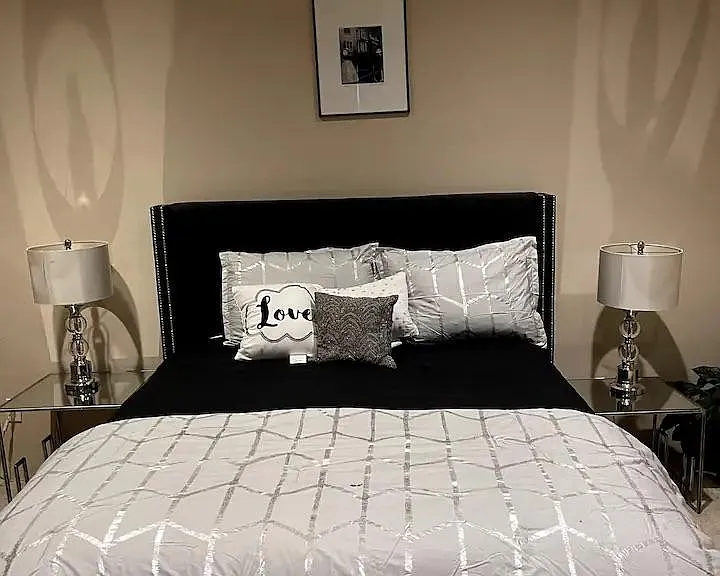 Main bedroom queen bed
