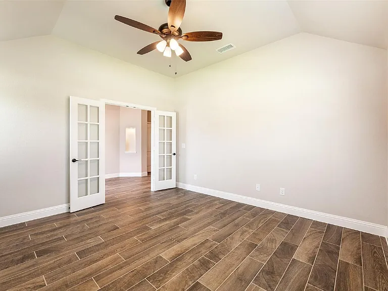 1304 Lancaster Dr — Photo 4