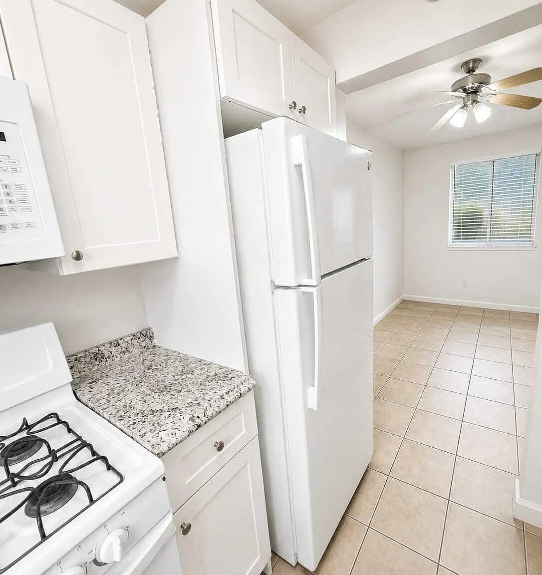 3 bed, 1.0 bath, 798 sqft, $2,300 — Photo 4