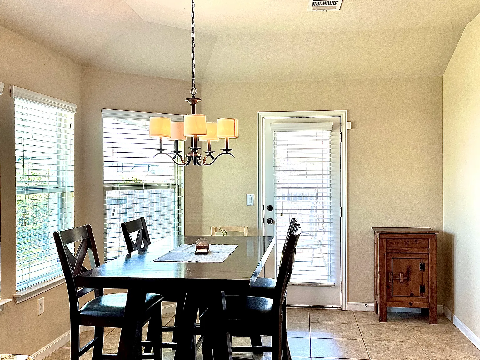 4 bed, 1800 sqft, $2,190 — Photo 2