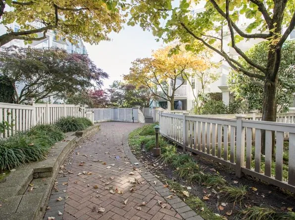 137 E 1st St #206, North Vancouver, BC V7L 1B2