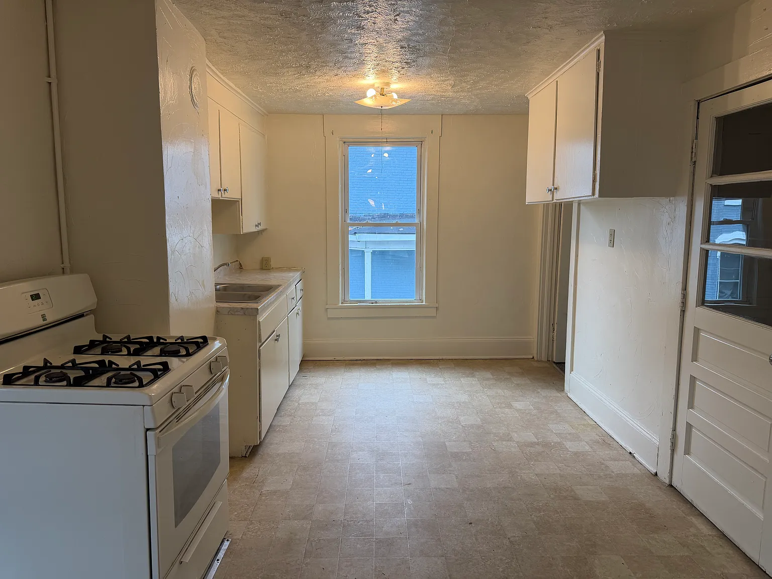 3 bed, $1,400 — Photo 2
