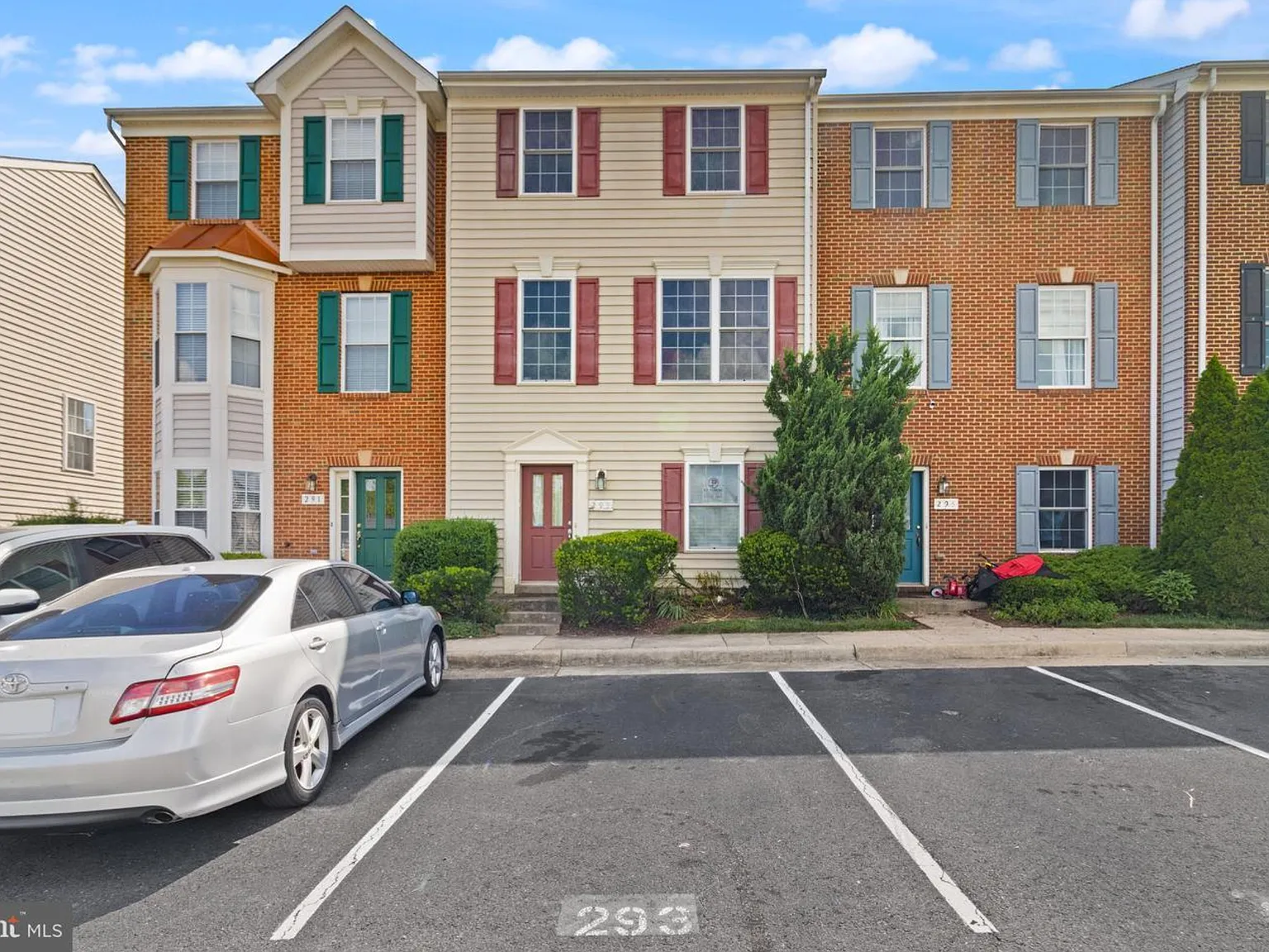 4 bed, 1900 sqft, $2,800 — Photo 2