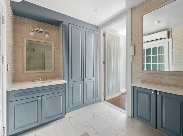 393 West 49th Street image 9 of 12