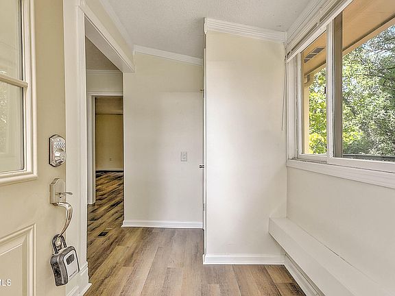 5th image of 3361 Hillcrest Dr