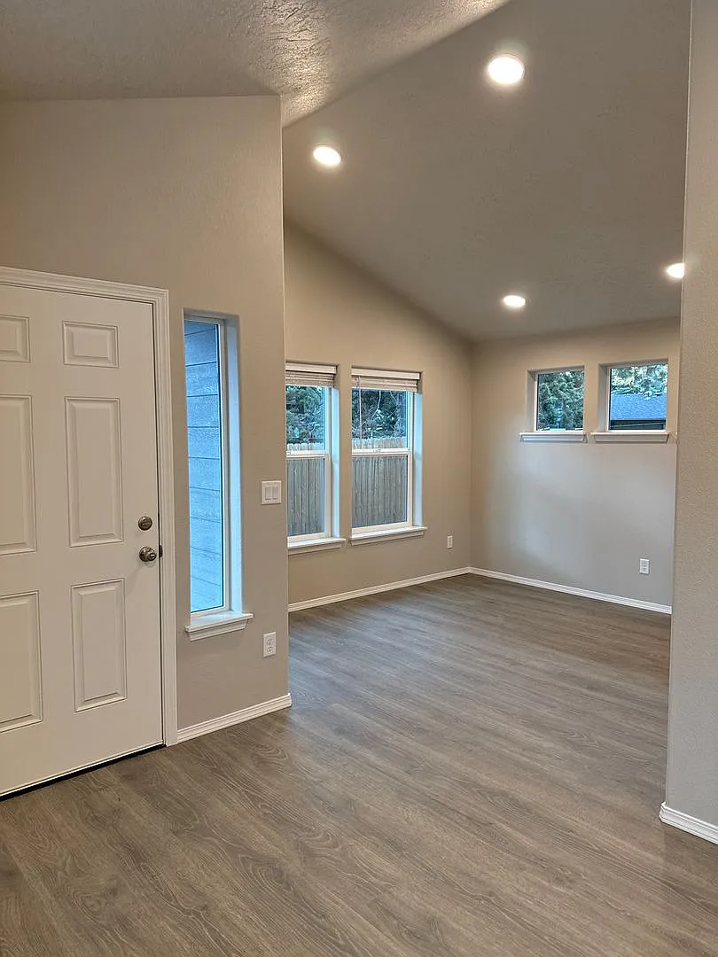 Brand New 2 Bdrm House Near Old Mill, All Appliances including Washer/dryer, Air Conditioning, Qu... — Photo 2