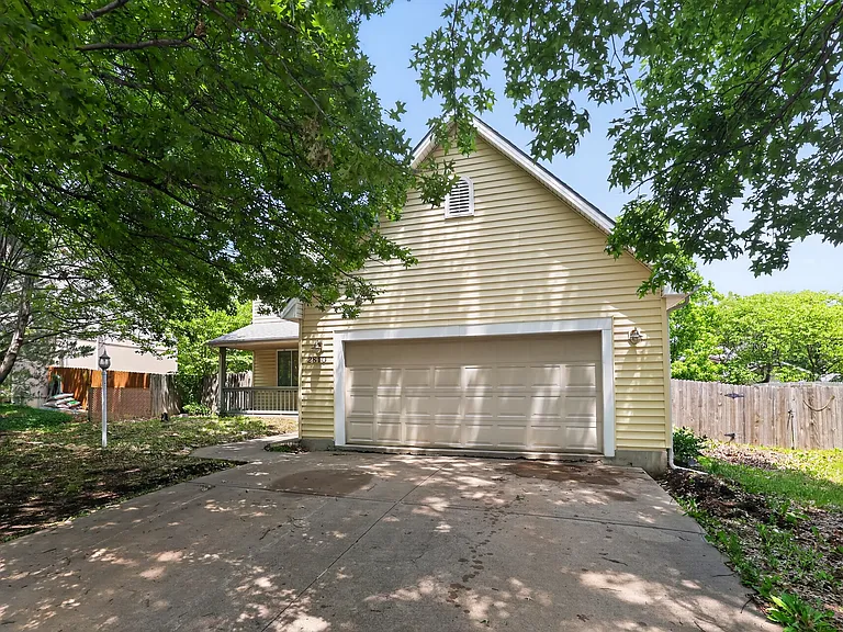 2810 Gill Ave — Photo 2