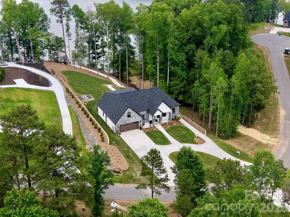 5764 Lake Pointe Dr, Hickory, NC 28630
