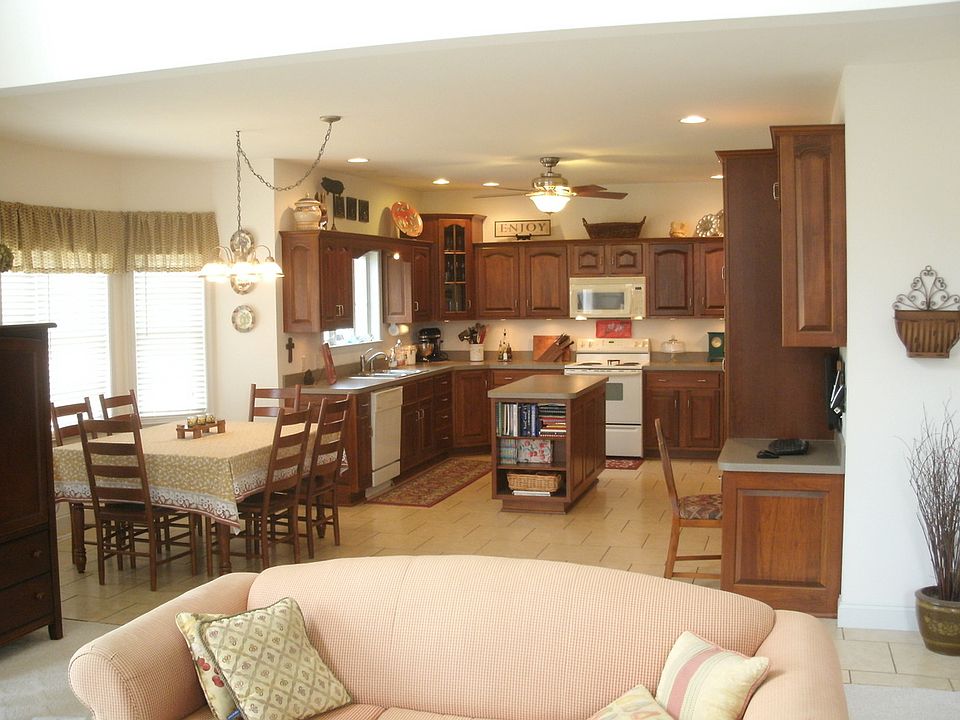 Large Eat-in Kitchen