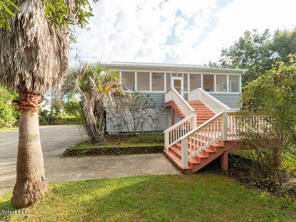 408 Waveland Ave, Waveland, MS 39576