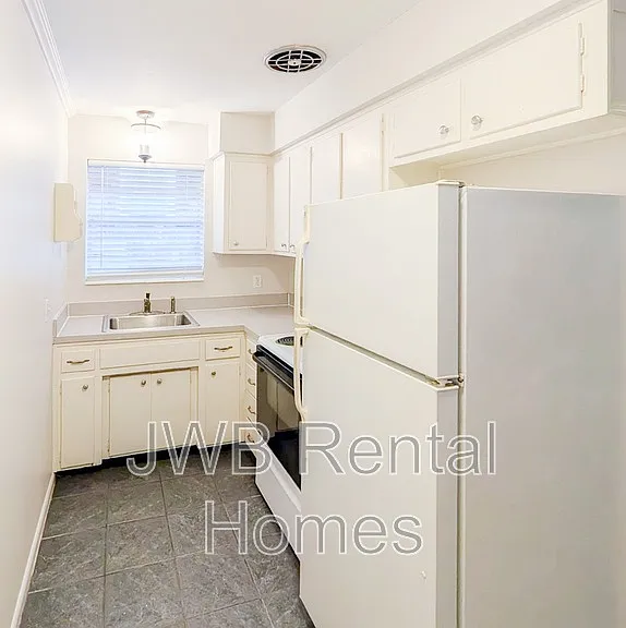 2725 Herschel St — Photo 4