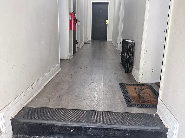 70 Crawford St — Photo 37