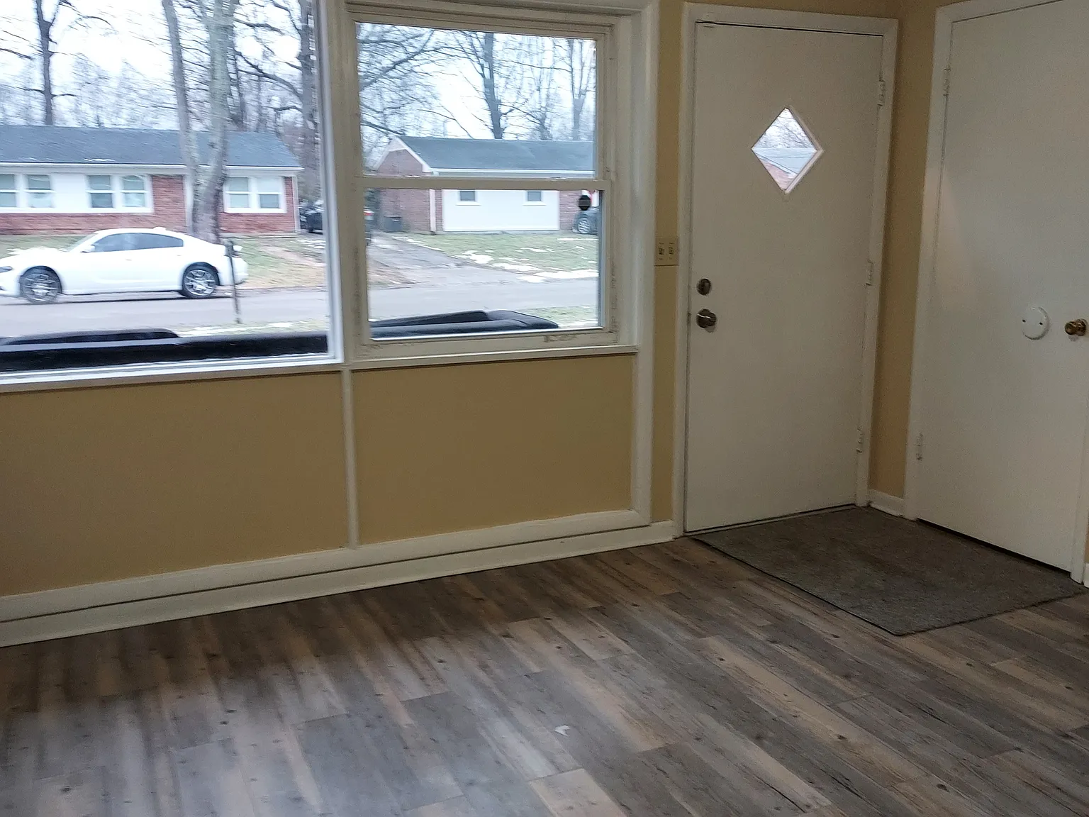 3 bed, 900 sqft, $1,325 — Photo 2