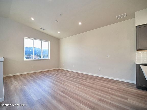 5th image of 900 E Railroad Ave #102